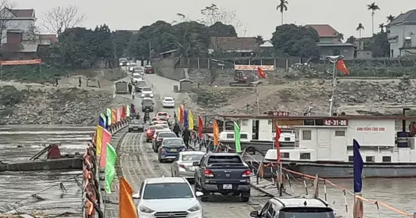 Cầu phao Phong Châu sẵn sàng phục vụ người dân qua sông Hồng