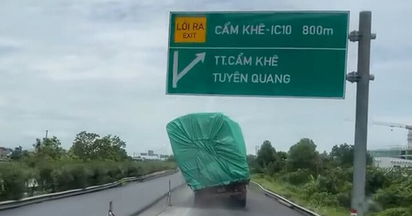 Xe tải chở thùng hàng nghiêng hẳn sang một bên vẫn phóng vèo vèo trên cao tốc