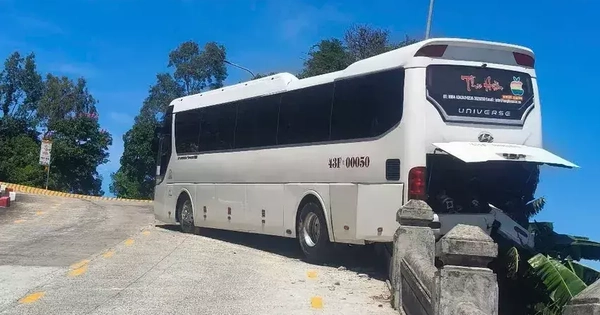 Xe khách bất ngờ tụt dốc ở chùa Linh Ứng, Đà Nẵng