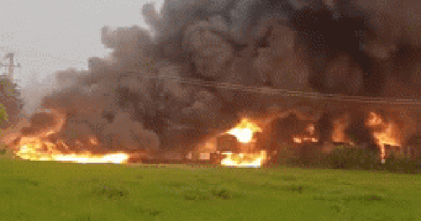 Khói lửa bao trùm kho phế liệu ở TPHCM