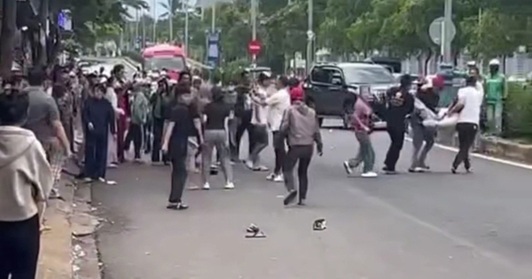 Đánh nhau náo loạn trước cổng bệnh viện, 1 người được... khiêng vào viện