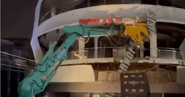 Clip khoảnh khắc cuối cùng của "hàm cá mập": Xe cẩu làm việc xuyên đêm tháo dỡ, dân mạng tiếc nuối