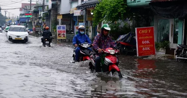 TPHCM mưa như trút gây ngập nặng, xe chết máy hàng loạt