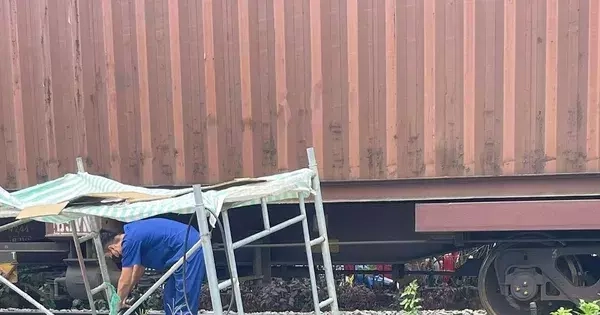 Người đàn ông đi xe máy tử vong khi cố băng qua đường sắt