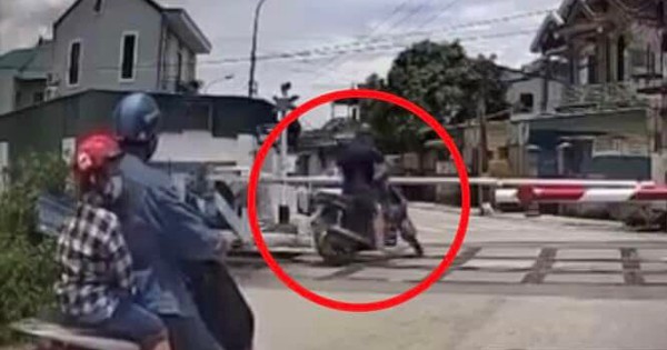VIDEO: Cố vượt qua đường sắt khi gác chắn đã hạ, người đàn ông bị tàu hỏa tông tử vong