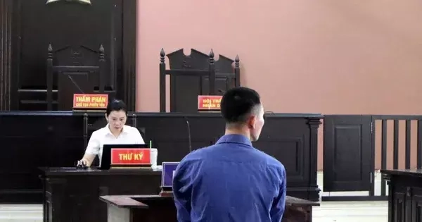 Nước mắt của người mẹ có đứa con trai trượt dài trên con đường "cơm tù, áo số"