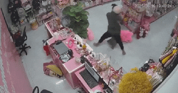 2 đối tượng dùng dao khống chế nữ nhân viên bán hàng: Pha xử lý thông minh của cô gái trong 3 phút