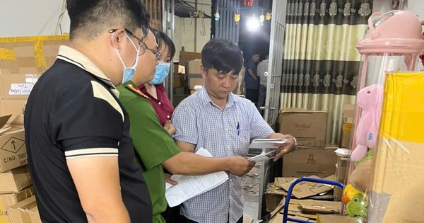 Loạt ảnh Công an TP HCM khám xét 3 địa điểm, bắt 7 người