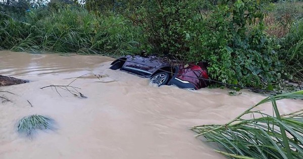 Ô tô chở 5 người bị lũ cuốn trôi ở Tuyên Quang