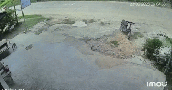 Kinh hoàng khoảnh khắc xe đạp điện chở 5 va chạm xe đầu kéo, 2 em nhỏ 15 tuổi và 3 tuổi tử vong tại chỗ