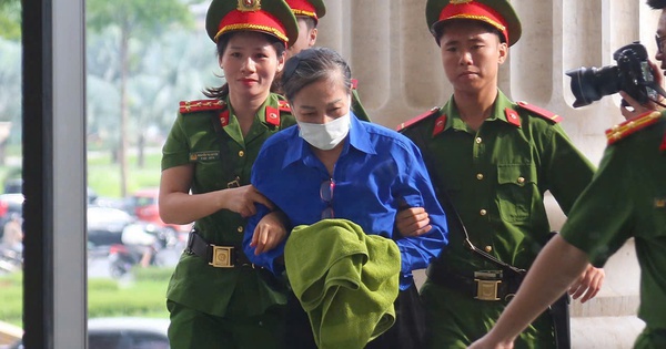 Cựu bí thư tỉnh ủy Hoàng Thị Thúy Lan cùng các bị cáo đến tòa bằng xe đặc chủng và xe 29 chỗ