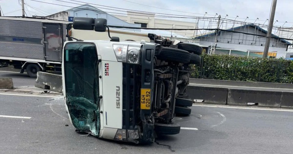 TP HCM: Kinh hãi clip ô tô tải lao nhanh tông dải phân cách, 2 người thoát nạn