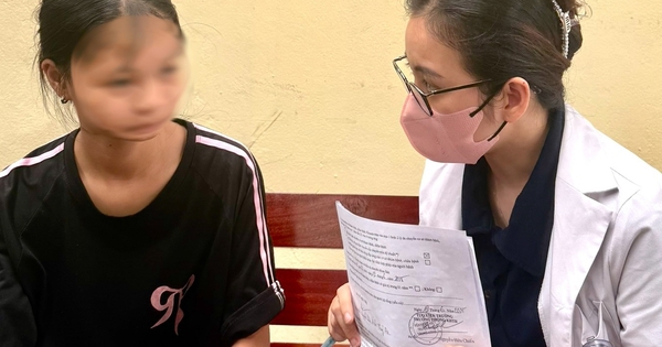 Bà mẹ đưa con gái đi khám bệnh bị lừa sạch tiền khi đang chờ đến lượt