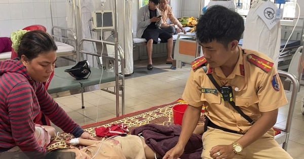 Người phụ nữ run rẩy, bật khóc rồi nhờ CSGT giúp đỡ