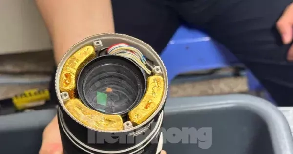 Hải quan Nội Bài phát hiện du khách giấu 12 miếng kim loại nghi vàng trong 4 ống kính máy ảnh