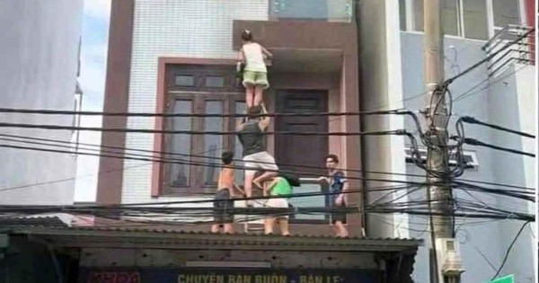 Hình ảnh hàng xóm bắc thang, cứu 4 người trong ngôi nhà đang cháy ở Hà Nội