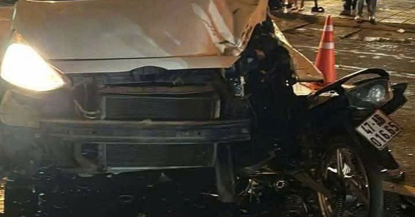 Xe máy và xe con đâm nhau, 2 thiếu niên tử vong