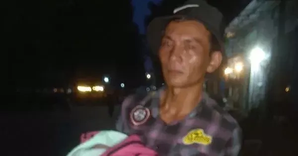 Thực hư người cha bế con mới sinh đi tìm vợ gây xôn xao