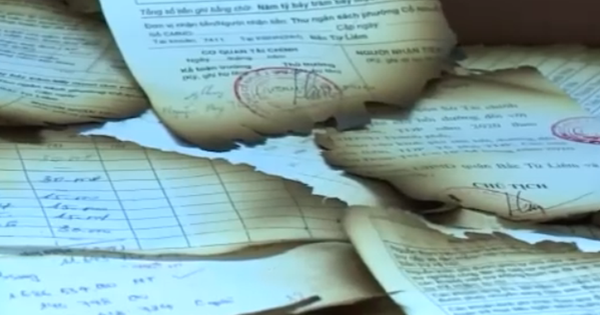 Hà Nội: Đang sáp nhập phường, dân phát hiện tài liệu có dấu đỏ bị đốt ngay sát trụ sở UBND