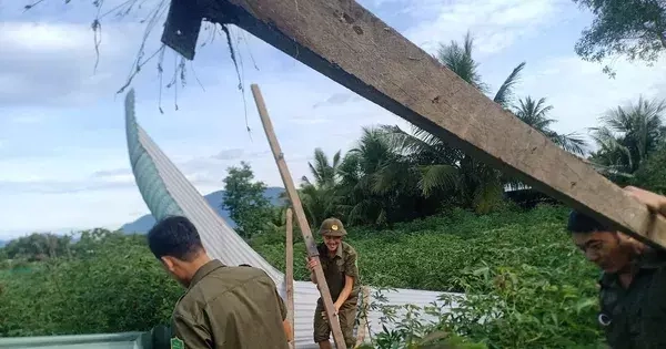 Lốc xoáy cuốn bay gần 30 mái nhà dân ở Quảng Nam