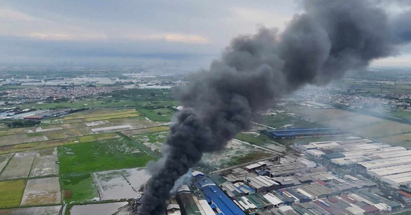 Cháy lớn tại xưởng tái chế phế liệu ở Hưng Yên, đưa một số người bất tỉnh ra ngoài