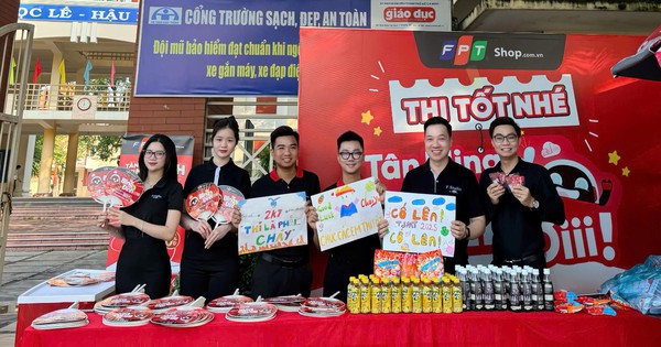 Từ chiếc ô nghiêng đến lời động viên: FPT Shop tiếp sức sĩ tử mùa thi 2025