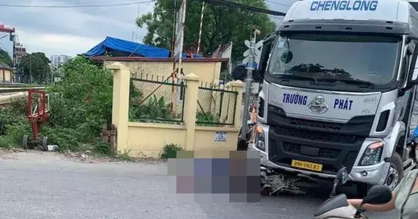 Hà Nội: Va chạm với ô tô tải, cô gái đi xe máy tử vong