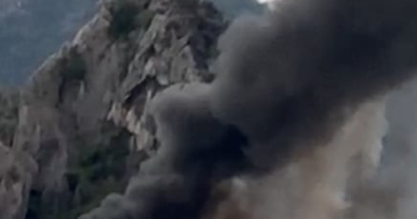 Tàu du lịch bốc cháy dữ dội trên vịnh Bái Tử Long