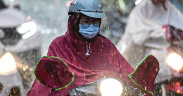 Hà Nội đón ‘cơn mưa vàng’ sau những ngày nắng nóng