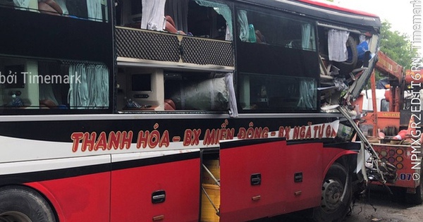 Xe khách húc đuôi xe tải, 1 người chết, 27 người đa chấn thương