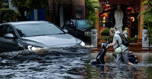 Ngay lúc này: Nhiều khu vực ở TP.HCM đang ngập sâu vì mưa lớn