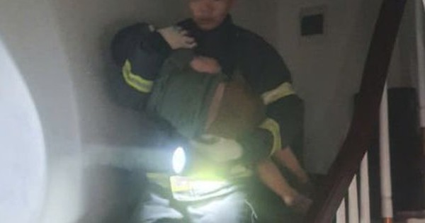 Cháy nhà trong đêm, cảnh sát giải cứu 5 trẻ thoát ra ngoài