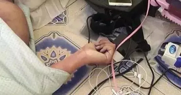 Bé 7 tuổi bị điện giật tử vong khi cắm sạc điện thoại