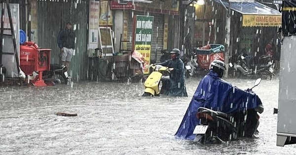 Ảnh: Mưa lớn khiến đường phố Hà Nội ngập sâu ngày cuối tuần, hàng loạt phương tiện chết máy