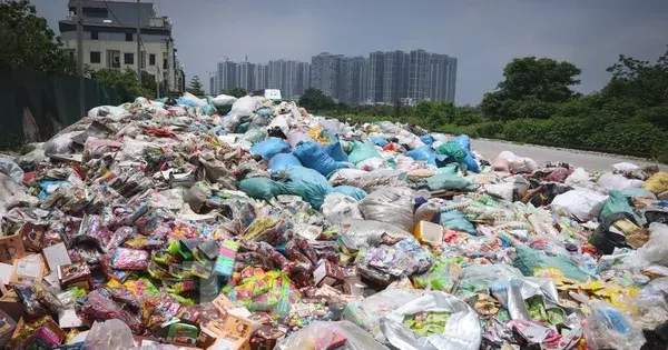 Hà Nội: Lại xuất hiện bãi rác bánh kẹo khổng lồ tại La Phù