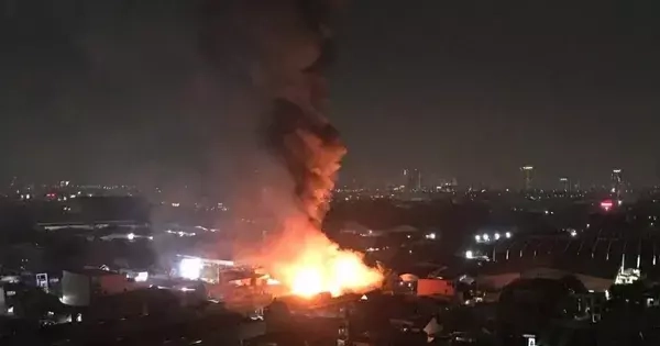 Cháy dữ dội, lửa bao trùm nhà hàng hải sản ở Bình Dương