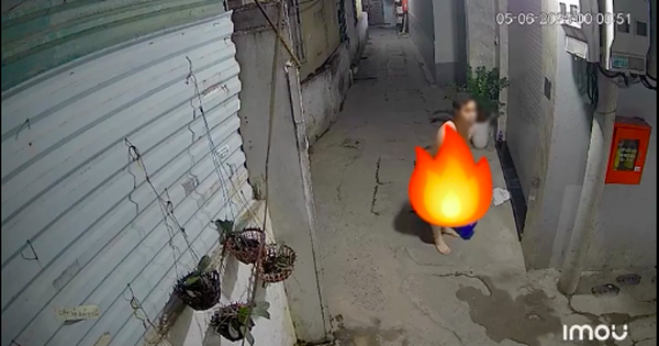 Người đàn ông "thoát y" đuổi theo cô gái trong đêm ở Hà Nội: Đoạn clip gần 1 phút gây bức xúc