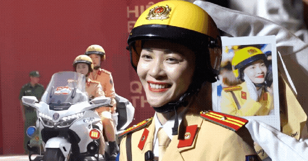 Gặp nữ thiếu tá CSGT xinh đẹp dẫn đầu đoàn mô tô 1800cc, nhiều người vây quanh xin chụp hình