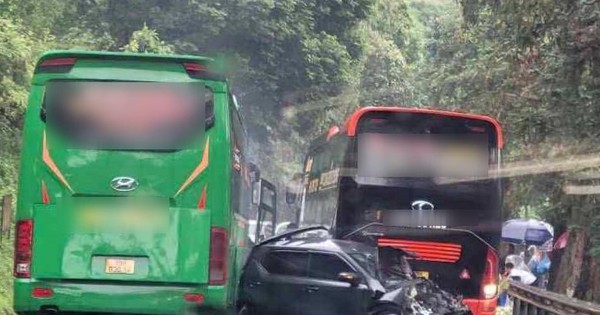 VIDEO: Tai nạn liên hoàn khiến xe ô tô bị "vò nát" giữa 2 xe khách, nhiều người bị thương