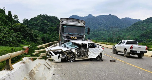 Tông nhau trên cầu, xe tải văng xuống vực, tài xế ô tô con tử vong, 5 người khác bị thương