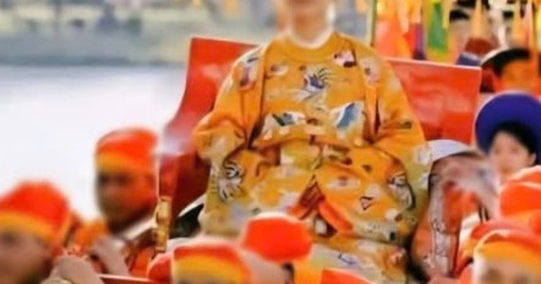 Tranh cãi chuyện tái hiện Nam Phương hoàng hậu ngồi kiệu do đội mai táng khiêng