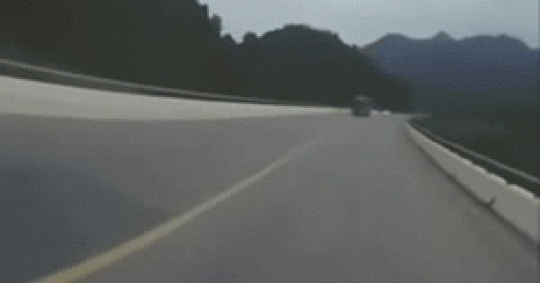 2 giây trước khi xảy ra tai nạn liên hoàn, xe tải văng khỏi cầu, 6 người thương vong: Khoảnh khắc ám ảnh