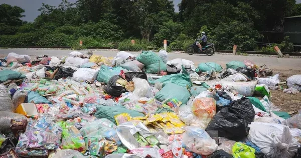 Hà Nội bắt đầu tiêu huỷ "núi rác" bánh kẹo tại La Phù