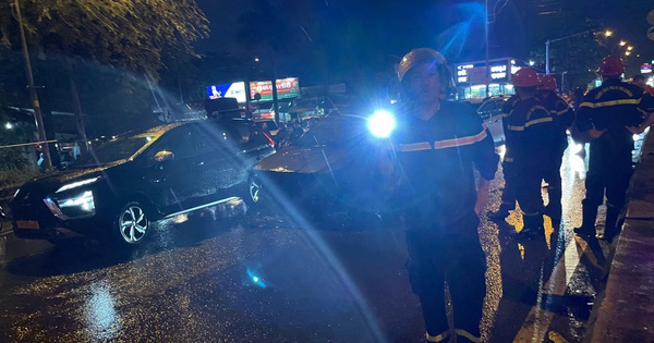 Ô tô 7 chỗ bốc cháy trong cơn mưa lớn ở TP HCM