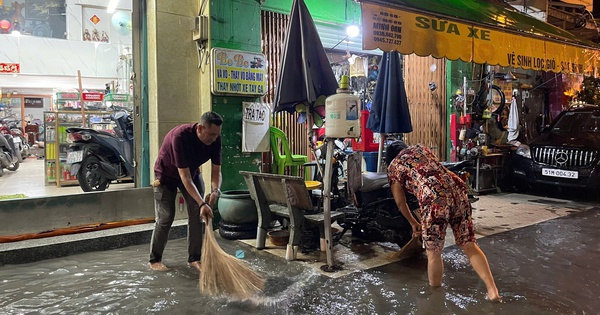 Cận cảnh ngập ở một số tuyến đường tại TP HCM, người dân tất bật dọn dẹp