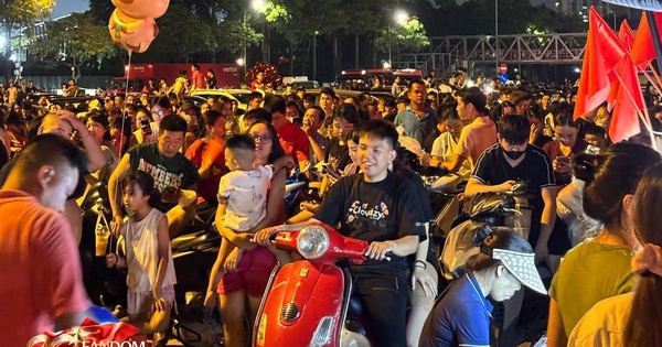 Tắc cứng gần SVĐ Mỹ Đình: Hàng nghìn người đổ về háo hức chờ khoảnh khắc pháo hoa rực sáng