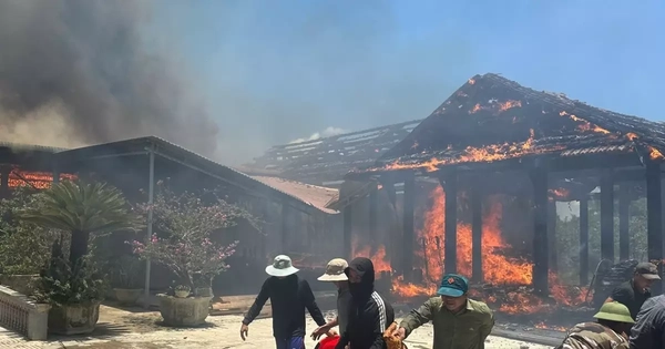 Hiện trường vụ cháy khiến 3 ngôi nhà gỗ hàng tỷ đồng bị thiêu rụi