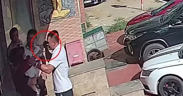 Người đàn ông bị đánh nhập viện khi đang bế cháu đứng trước sảnh quán karaoke