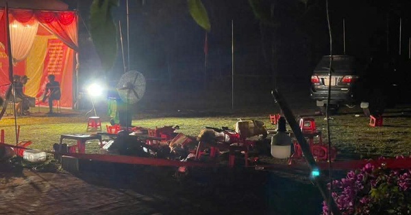 Ô tô bất ngờ lùi vào đám đông xem văn nghệ, nhiều người thương vong