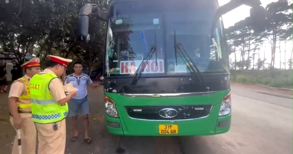 Tài xế không có giấy phép lái xe chở dư 21 người, bị phạt hơn 234 triệu đồng